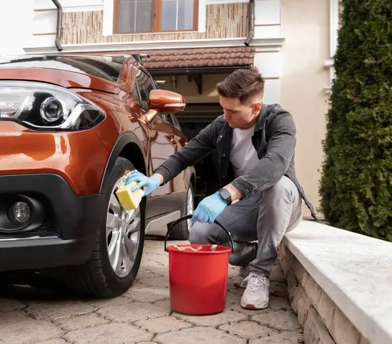 Lavage auto à domicile Ballersdorf : professionnel intervenant sur un véhicule